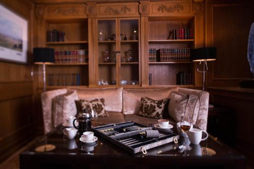 una sala de estar con un sofá y una mesa en The Atlantic Hotel - Small Luxury Hotels of the World, en St Brelade