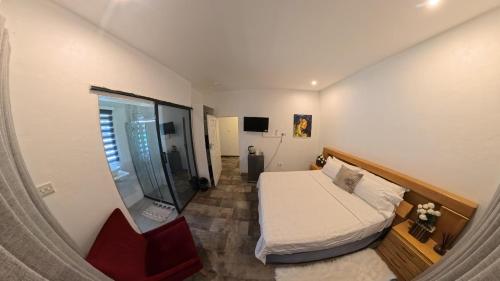 Un pat sau paturi într-o cameră la Dade Residences