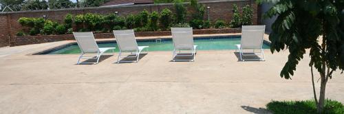 Piscina de la sau aproape de Dade Residences