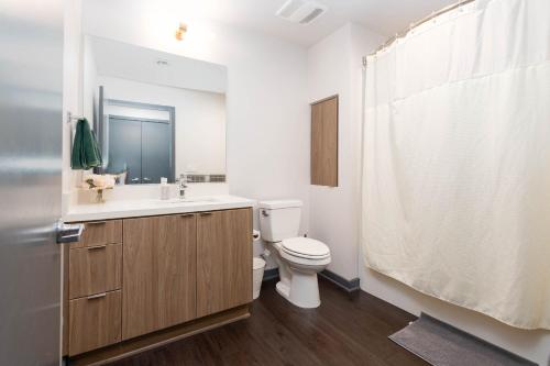 Ένα μπάνιο στο Lovely 3BR Apt With Balcony And Rooftop Pool Plus Views