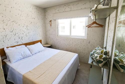 a small bedroom with a bed and a window at MHV Milagres - Casa Corais, Curimã D9 in Passo de Camarajibe