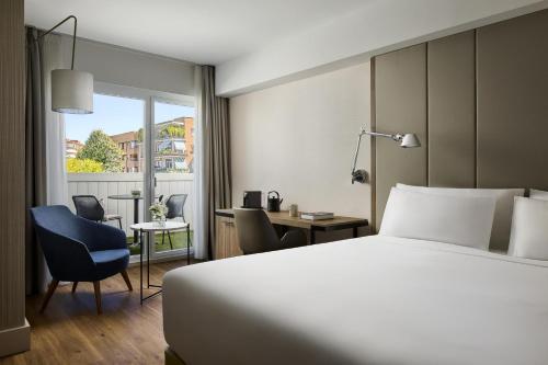 Postel nebo postele na pokoji v ubytování NH Paseo de la Habana