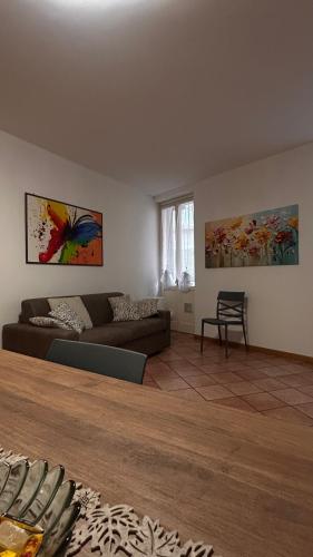 a living room with a couch and a table at Alida in Salò