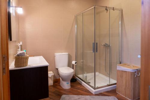 une salle de bains avec douche, toilettes et lavabo dans l'établissement Casa Oliveira e Quinteiro Gerês, à Gerês