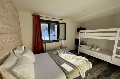 Een bed of bedden in een kamer bij Hôtel Chalet Sainte-Anne