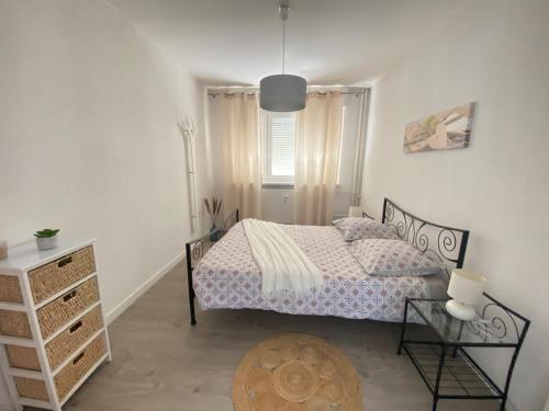 Ένα ή περισσότερα κρεβάτια σε δωμάτιο στο Expérience unique Explorer 3 pays depuis le même logement