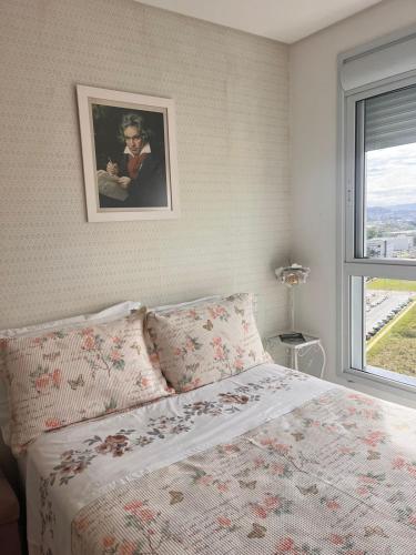 Ένα ή περισσότερα κρεβάτια σε δωμάτιο στο SEU REFÚGIO o seu lar longe de casa