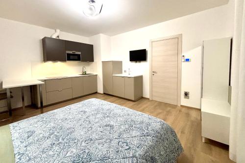 una stanza bianca con un letto e una cucina di Chorus Home a Bergamo