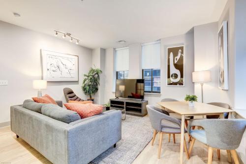 una sala de estar con un sofá y una mesa en 1BR Stylish Apartment With Rooftop Deck & Pool, en Baltimore