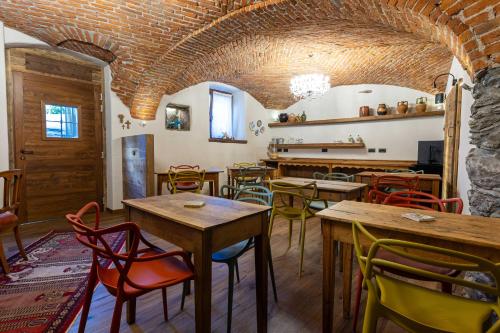 een restaurant met tafels en stoelen in een kamer bij La Maison du Sucre in Aosta