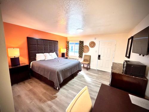 Postel nebo postele na pokoji v ubytování The Crest Motel