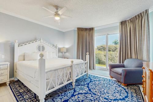- une chambre avec un lit blanc, une chaise et une fenêtre dans l'établissement High Pointe W11 - Gulf Front Condo, à Seacrest