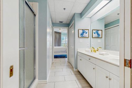 une salle de bain avec deux lavabos et un miroir dans l'établissement High Pointe W11 - Gulf Front Condo, à Seacrest