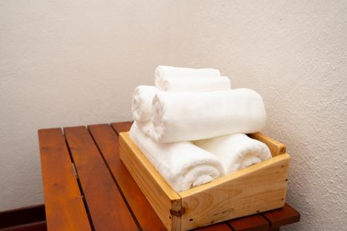 - une pile de serviettes assises sur un plateau en bois dans l'établissement Altura Villa Galle, à Galle