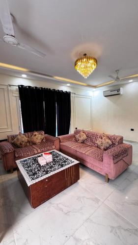 诺伊达Banke bihari farm的有两张沙发和一张桌子的客厅