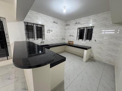 Fotografie z fotogalerie ubytování Snuggle Stay Ooty by Avkanz - Premium 3 BHK Home For Family v destinaci Ooty