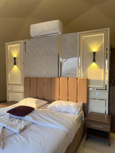 Postel nebo postele na pokoji v ubytování Al-Najm Coastal Camp Rum