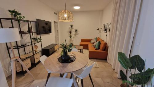 un soggiorno con un tavolo e un divano di apartamento Écija Torcal a Écija