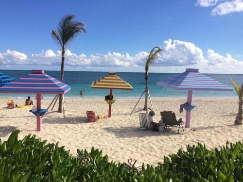 Elegant Condo in Coral Beach on the Beach
