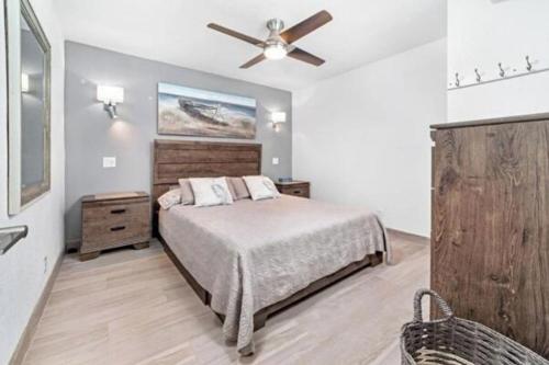 Postel nebo postele na pokoji v ubytování Elegant Condo in Coral Beach on the Beach