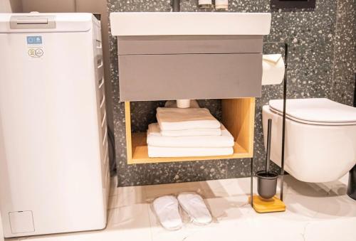 une salle de bain avec un lavabo et des toilettes dans l'établissement Luxurious apartment by Hotel Casa David 2025, à Craiova