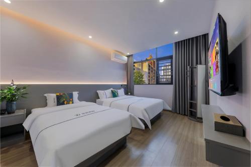 En eller flere senge i et værelse på Infiniti Hotel Chongqing