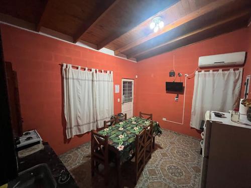 TV a/nebo společenská místnost v ubytování Cabañas El Chañar