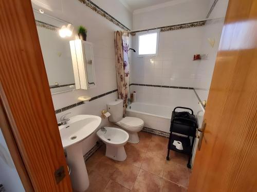 een badkamer met een wastafel, een toilet en een bad bij Manuel 217 en Gran Alacant in Gran Alacant
