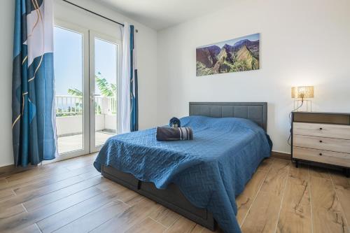 ein Schlafzimmer mit einem Bett, einer Kommode und einem Fenster in der Unterkunft Villa Caudy Kaz - calme et confort - Wiskeys in Sainte-Marie