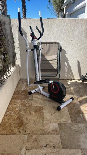 ein Fahrrad, das an der Wand geparkt ist in der Unterkunft Appartement Vue mer La Croix Valmer in La Croix-Valmer