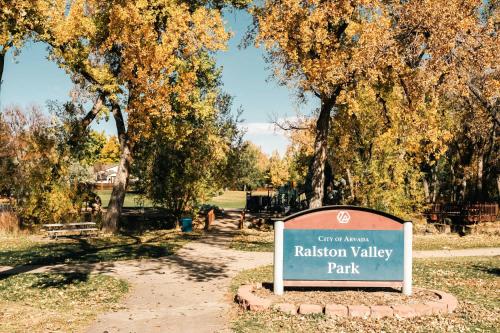 Ralston Creek Cottage - Serene Park Views في Leyden: علامة في حديقة مع أشجار في الخلفية