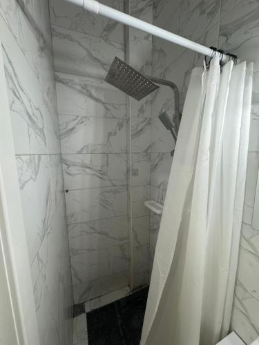 un bagno con doccia con tenda da doccia di Квартира a Dnipro