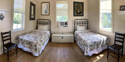 Postel nebo postele na pokoji v ubytování Colorful Waterfront Cabin Rentals on the Braden River near Sarasota, Florida