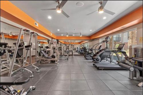 een fitnessruimte met cardio-apparatuur in een gebouw bij Cozy, Charming, and Chic Stay in Dallas