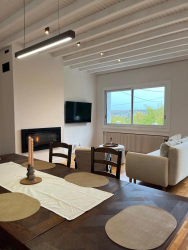 un salon avec une table et une cheminée dans l'établissement Villa Hortensia - Charming Cottage Near Fontainebleau, à Veneux-les-Sablons