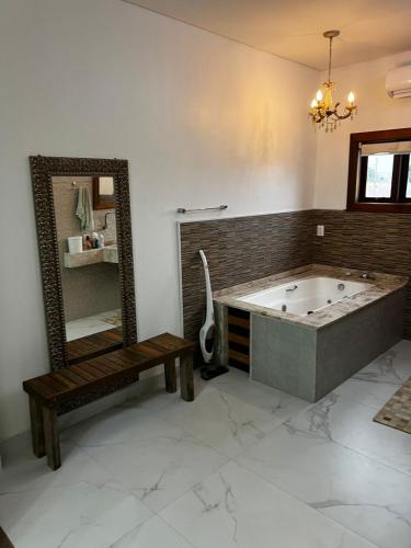 Et badeværelse på Casa completa com piscina e hidromassagem