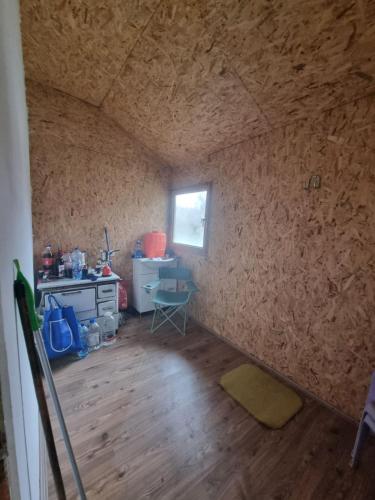 een zolderkamer met een bureau en een raam bij Splav na Dunavcu in Ivanovo