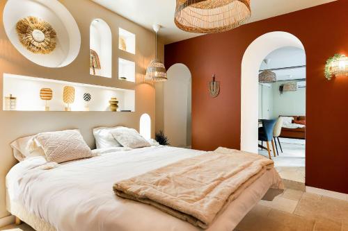 AuteriveにあるSuite Marrakech - Balnéo Privée - Netflixのベッドルーム1室(オレンジ色の壁の大型ベッド1台付)