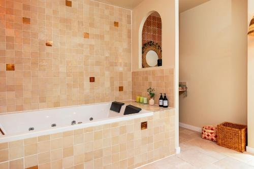 AuteriveにあるSuite Marrakech - Balnéo Privée - Netflixの部屋にバスタブ付きのバスルーム