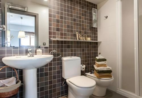 a bathroom with a toilet and a sink at Can Pitu in Alfondeguilla