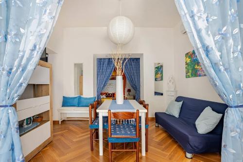 a living room with a blue couch and a table at Seashell mare, natura e relax in Corsano