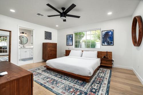 Ένα ή περισσότερα κρεβάτια σε δωμάτιο στο Mid-Century Oasis w Luxury Kitchen and Pool