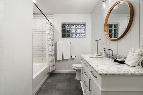 Ένα μπάνιο στο Mid-Century Oasis w Luxury Kitchen and Pool