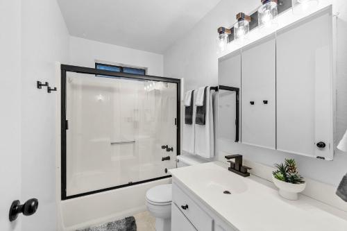 Phòng tắm tại Cozy Cabin Retreat in the Pines – Minutes from Downtown Flagstaff