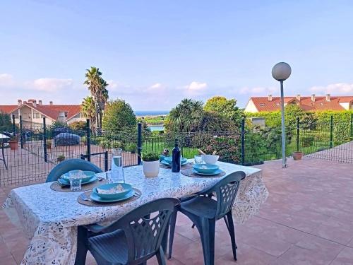 einen Tisch und Stühle auf einer Terrasse in der Unterkunft Bajo reformado con terraza en Mogro in Mogro