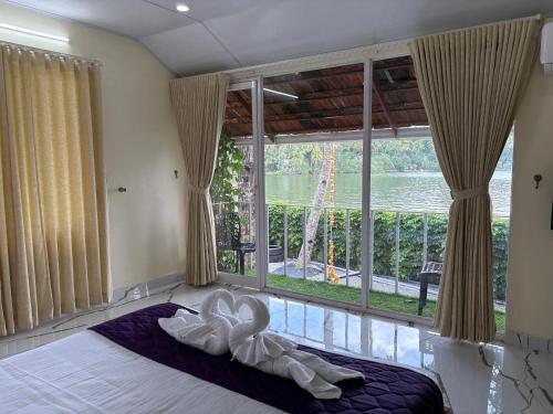 Postel nebo postele na pokoji v ubytování Woodlyn Homestay & Boating