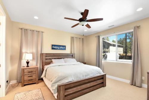弗拉格斯塔夫Windtree Retreat Hot Tub Pet-Friendly Fire Pit Near Downtown的一间卧室，里面有一张床和一个吊扇
