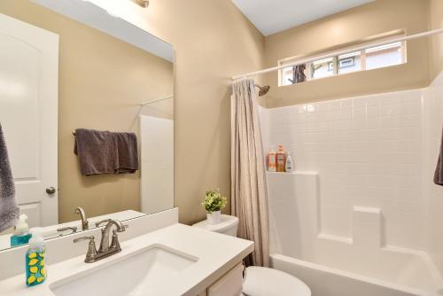 弗拉格斯塔夫Windtree Retreat Hot Tub Pet-Friendly Fire Pit Near Downtown的带水槽和马桶的浴室