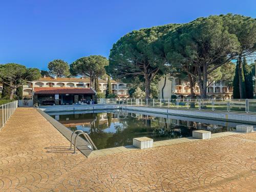 アルジェレス・シュル・メールにあるIdyllique ! Terrasse vue jardin et montagne, parking, local à vélos, à 2 pas de la plage et piscine de mai à septembre !の建物の前の水たまり