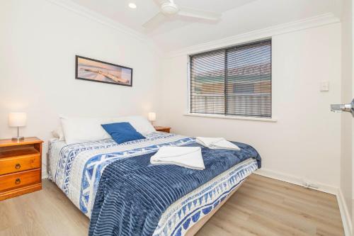 een slaapkamer met een bed en een raam bij Jurien Haven in Jurien Bay